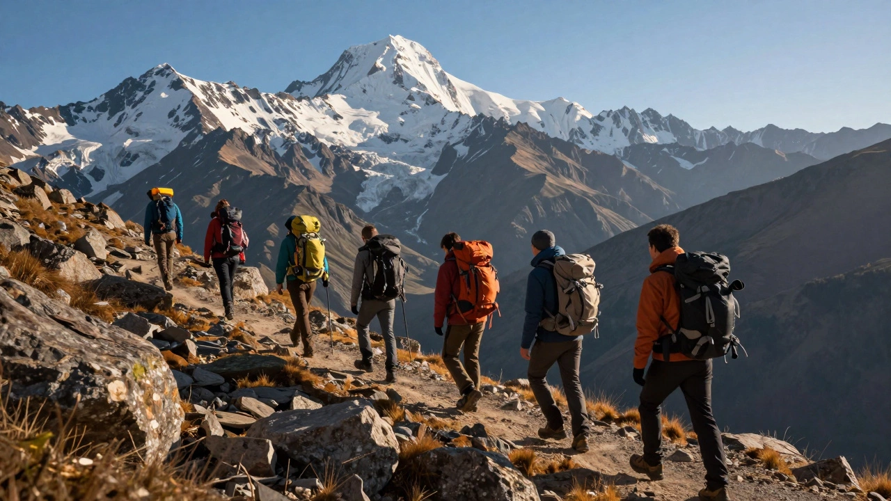 Группа туристов идет по горному маршруту на Кавказе, за ними — снежные пики и долины.