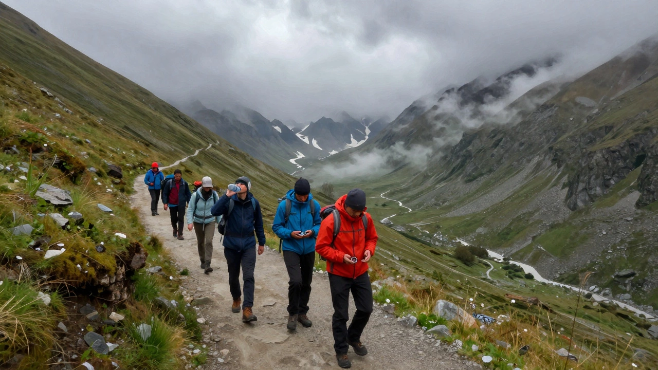 Новички поднимаются по горной тропе в Кавказе, один проверяет компас.