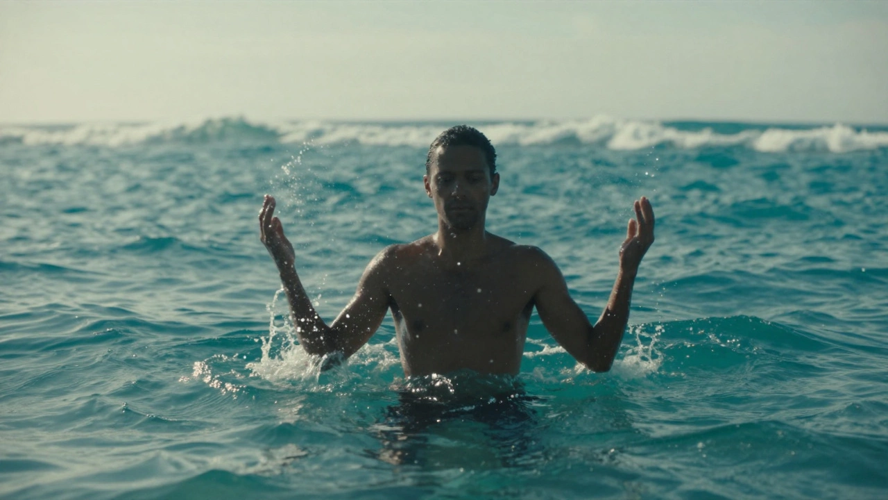 Фигура в океане, вокруг неё сияют отрицательные ионы, утренний свет играет на воде.