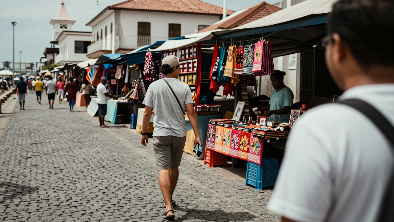 Турист на улице иностранного порта при оплате услуги местному продавцу